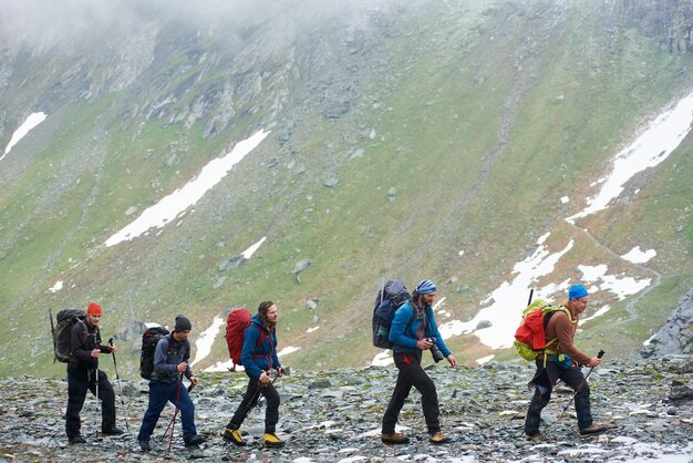 オーストリアの山でハイキングする旅行者のグループ