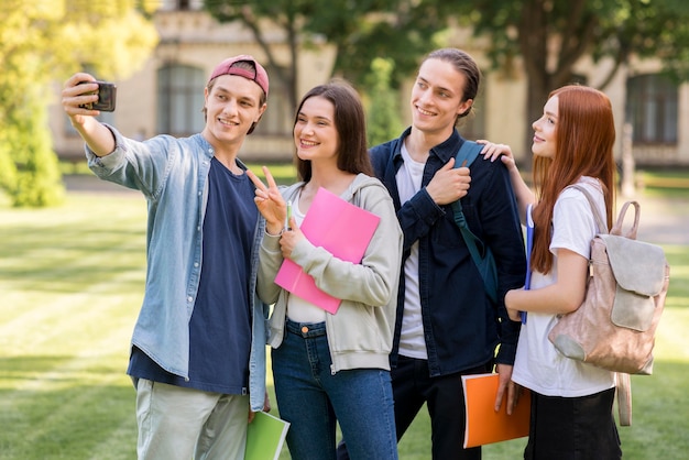 Foto gruppo di studenti universitari che prendono un selfie