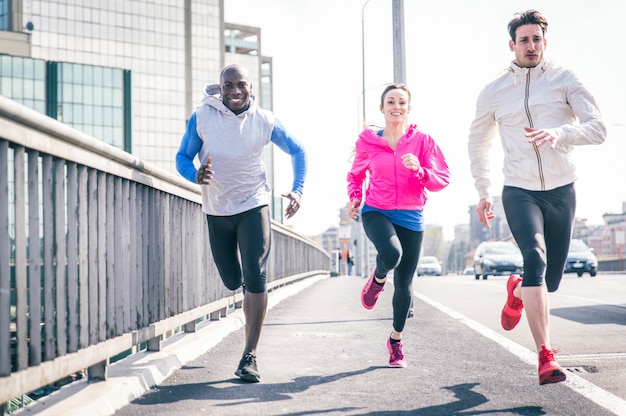 Gruppo di corridori urbani che fanno sport in un'area urbana