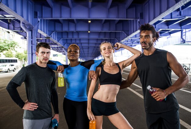 Foto gruppo di corridori urbani che corrono sulla strada a new york city, serie concettuali su sport e fitness