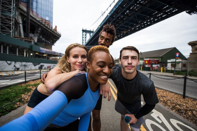 Gruppo di corridori urbani che corrono sulla strada a new york city, serie concettuali su sport e fitness