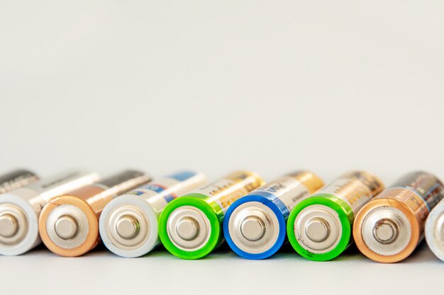 Foto un gruppo di batterie usa e getta usate pronte per il riciclaggio