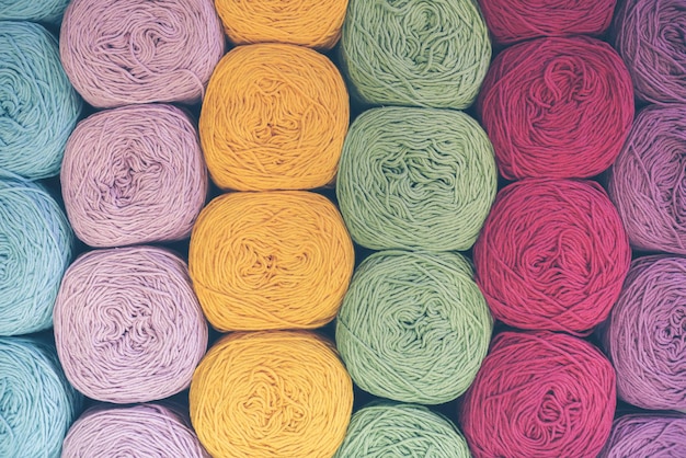 さまざまな糸球と編み針のグループのクローズアップ趣味と編み物の概念