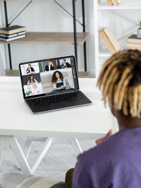 Foto allenatore di studenti di classe per webinar di videochiamata di gruppo