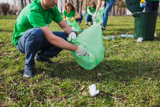 Photo group of volunteers collecting garbage