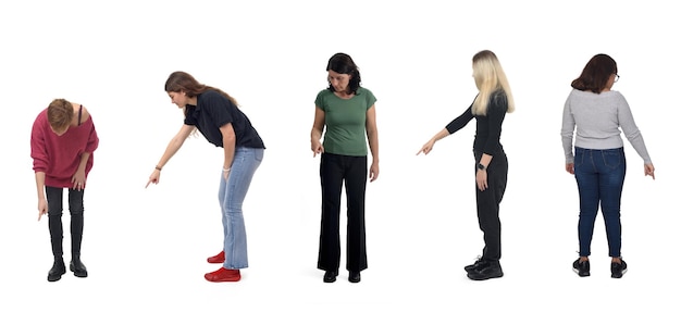 白い背景の地面に指を指している女性のグループ