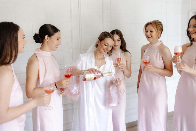 女性のグループがシャンパンとシャンパンで結婚式を祝っている