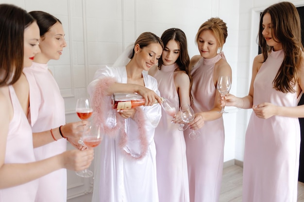 Foto un gruppo di donne stanno tenendo bicchieri di champagne e uno di loro sta tenendo una scatola con un libro in esso