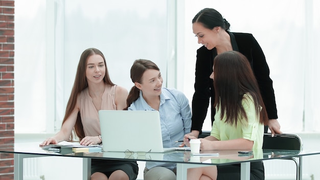 Gruppo di donne dietro una scrivania in ufficio