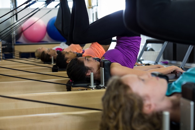 Photo group of women exercising on reformer