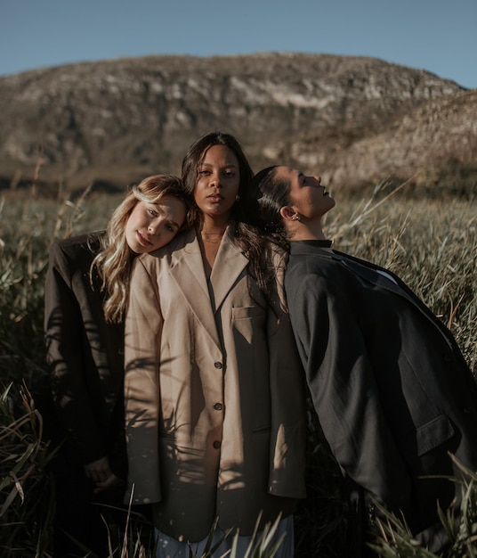 Foto un gruppo di donne in posa su un campo in erba