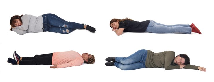 白い背景で眠っている女性のグループ