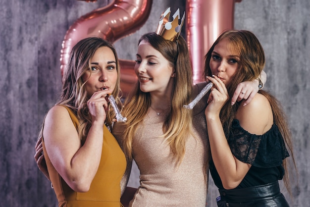 Gruppo di donne con fuochi d'artificio alla festa divertendosi.