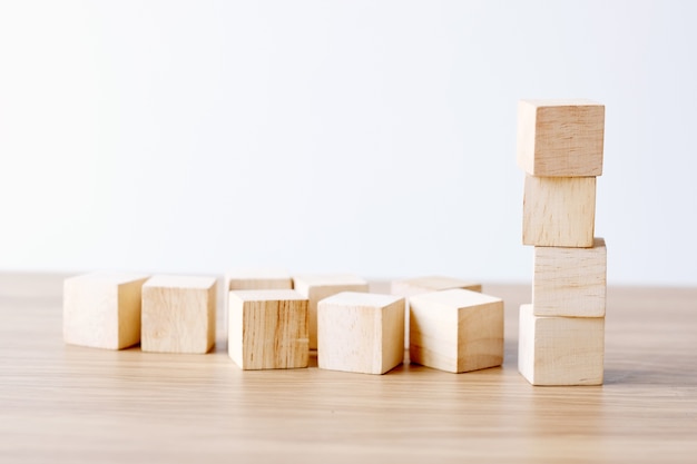 Фото Группа деревянных кубов на столе на белом фоне цемента, макет, шаблон