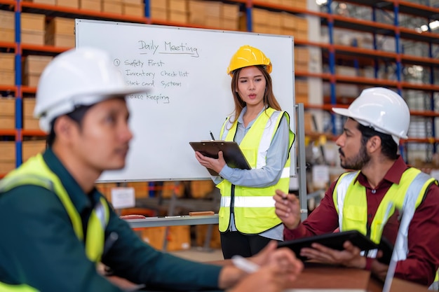 Foto gruppo di lavoratori nella fabbrica del magazzino