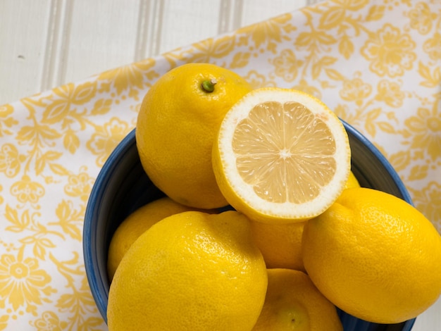 Группа желтых свежих лимонов.