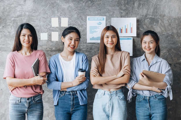 Группа молодых азиатских деловых женщин, которыми руководят молодые люди с современными идеями. Вместе открыть стартап и управлять бизнес-планированием, чтобы бизнес рос и приносил прибыль.