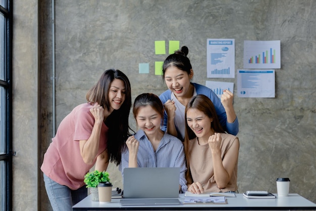 기쁨을 보여주는 젊은 아시아 비즈니스 여성 그룹 신세대 개념으로 비즈니스를 성장시키고 수익성을 높이기 위해 스타트업 회사와 사업 계획 관리 계획을 공동으로 엽니다.