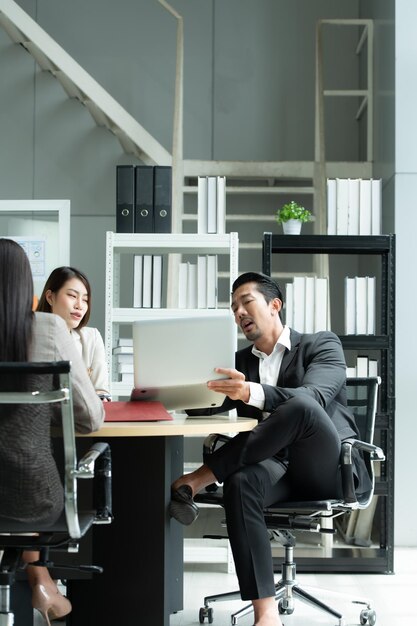 젊은 아시아 기업가 그룹 최고 경영진은 주식을 검토하기 위해 만나고 있습니다