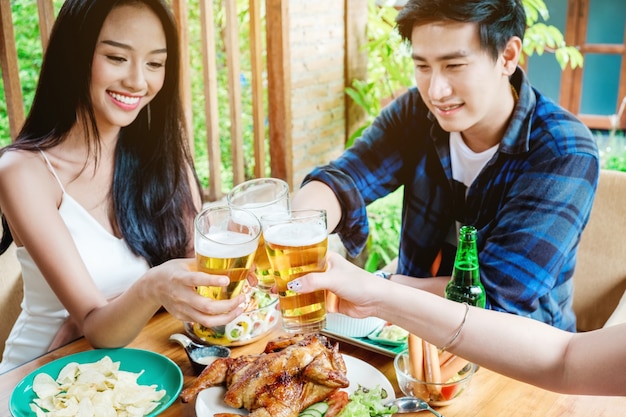 맥주 축제를 축 하하는 젊은 아시아 사람들의 그룹