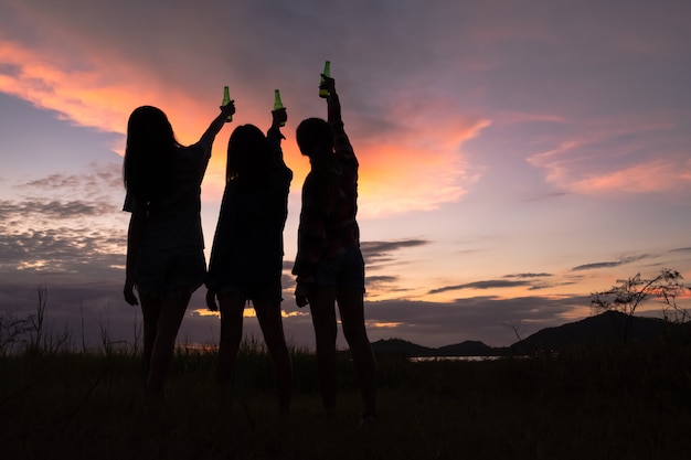 Photo group of young asian women cheering, drinking alcohol, having fun on weekend celebration.