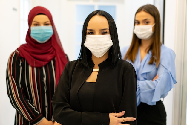 Gruppo di giovani belle donne insieme ad alta foto