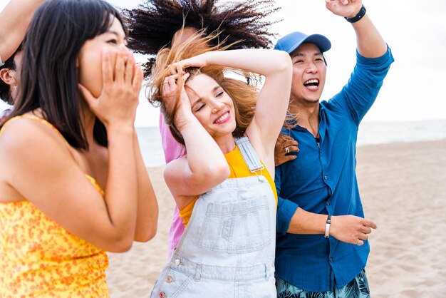 Photo group of young best friends bonding outdoors