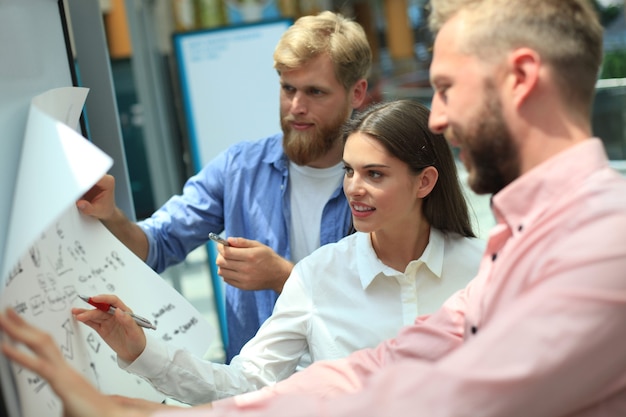 Foto gruppo di giovani uomini d'affari e designer in abbigliamento casual intelligente. stanno lavorando a un nuovo progetto