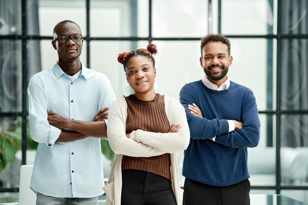 Photo group of young business people standing together