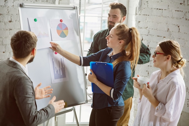 Gruppo di giovani professionisti che hanno una riunione, un ufficio creativo