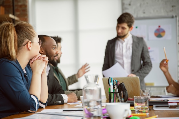 Gruppo di giovani professionisti che hanno una riunione, un ufficio creativo