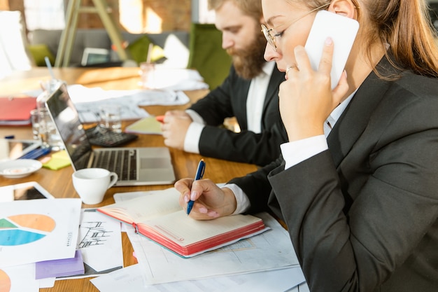 Foto gruppo di giovani professionisti che hanno una riunione, un ufficio creativo