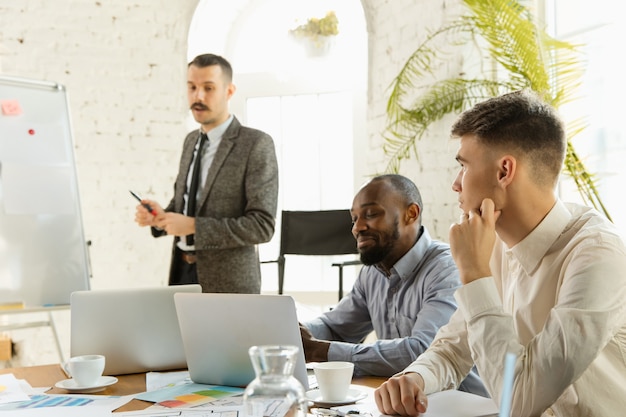 Gruppo di giovani professionisti che hanno una riunione, un ufficio creativo