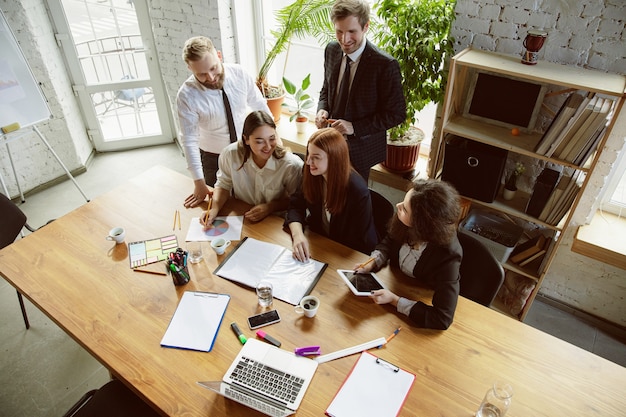 Gruppo di giovani professionisti che hanno una riunione, un ufficio creativo