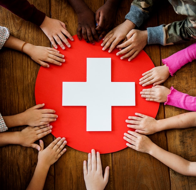 Photo a group of young children learning about first aid