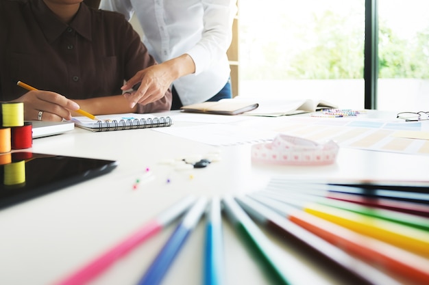 Foto gruppo di giovani stilisti creativi che lavorano duramente sul progetto in uno studio