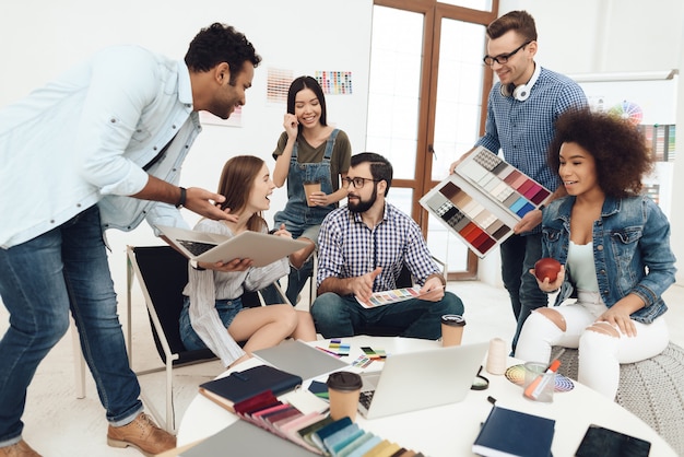 Un gruppo di giovani designer fa il brainstorming.