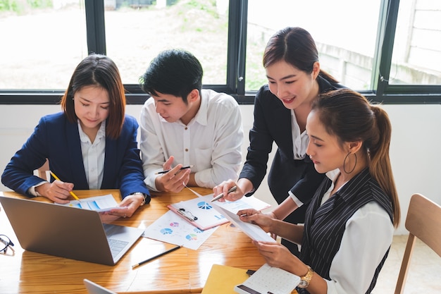 Photo group of young entrepreneurs having a meeting