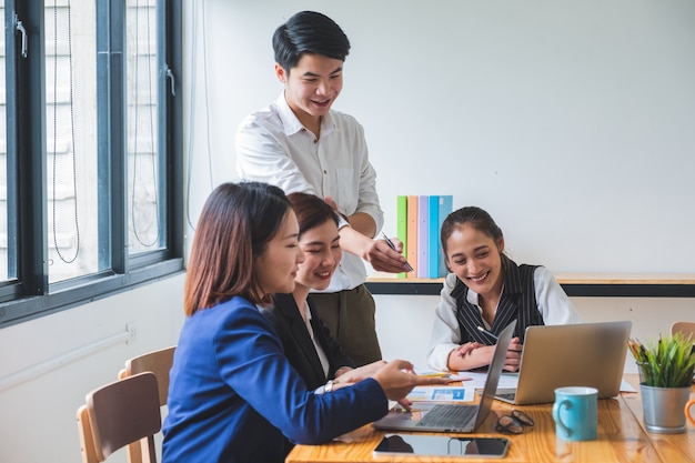 会議を持つ若い起業家のグループ