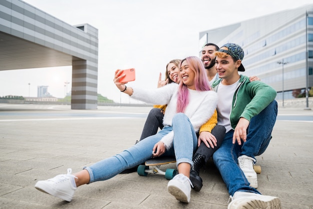 Gruppo di giovani amici che prendono un selfie in città