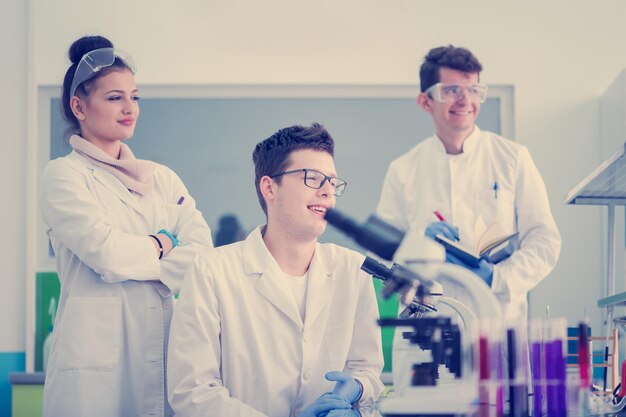 Foto gruppo di giovani studenti di medicina che fanno ricerca