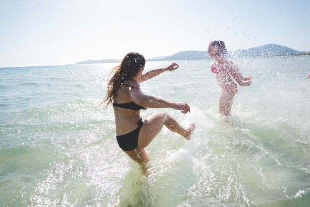 若い多民族の友人ビーチの夏のグループ