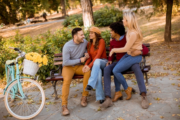 Foto gruppo di giovani amici multietnici divertendosi al parco