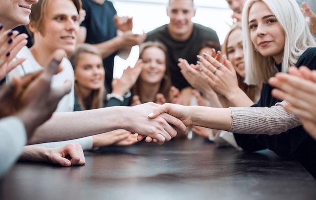 Foto gruppo di giovani che applaudono i partecipanti all'incontro