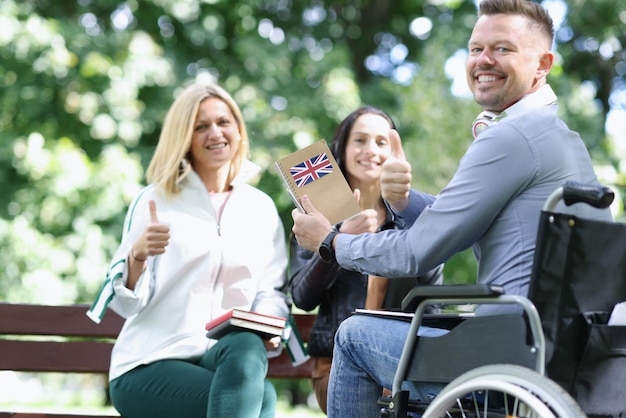 Foto un gruppo di giovani sta imparando l'inglese nella riabilitazione del parco e nell'istruzione per disabili