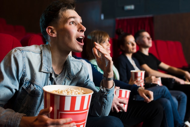 映画界の若者グループ