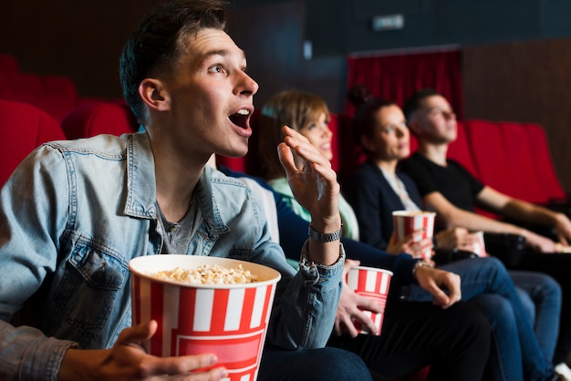 Photo group of young people in cinema