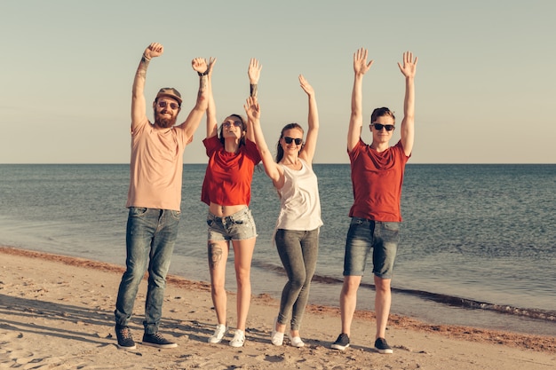 Группа молодых людей наслаждается летней вечеринкой на пляже