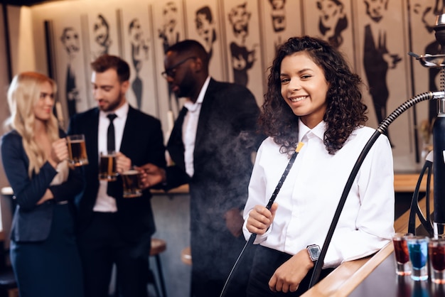 Photo a group of young people is resting in a bar.