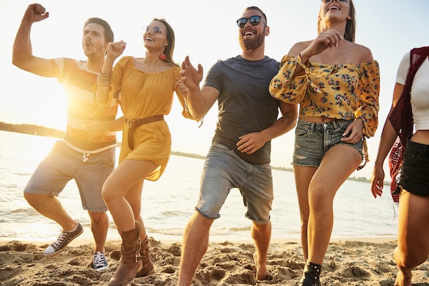 Gruppo di giovani all'aperto al tramonto